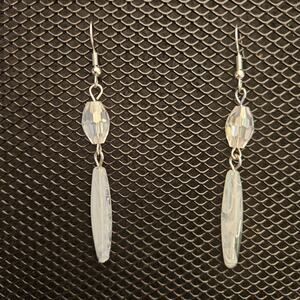 Oval faceted glass crystal and marbled vintage Lucite earrings